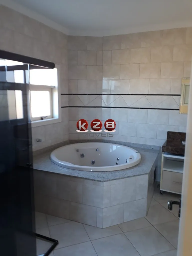 Imagem Casa de 3 quartos no Condomínio Terras do Caribe, em Valinhos-SP: 3 salas, 1 suíte, 4 vagas de garagem e 218m² de área.