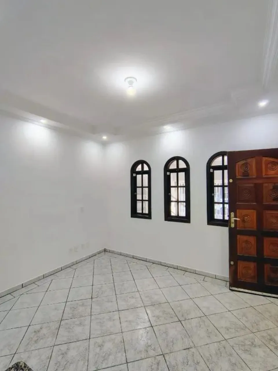 Imagem Casa Comercial à Venda em Sorocaba-SP, Jardim Pacaembu: 2 Quartos, 1 Sala, 2 Banheiros, 2 Vagas de Garagem!