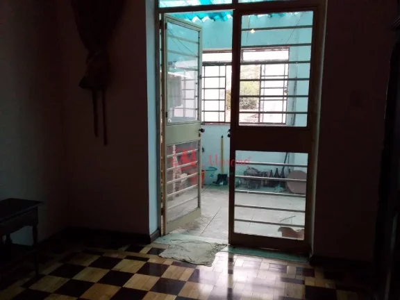 Imagem Na Cidade Baixa, térreo, 3 dormitórios, pátios e 3 vagas.