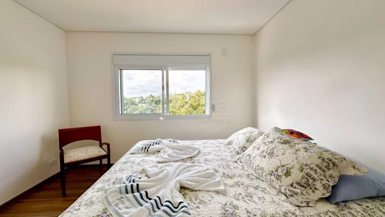 Imagem Residência com Arquitetura Imponente e Vista Permanente