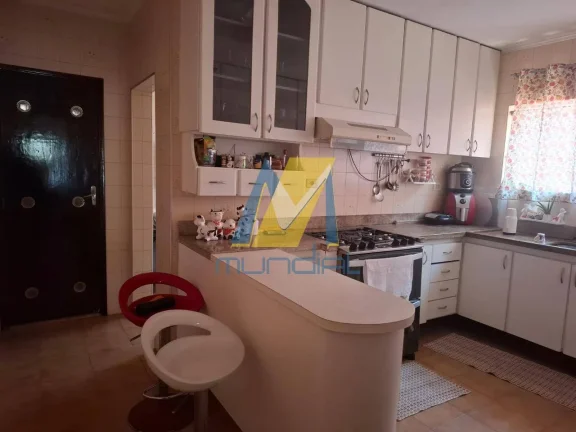 Imagem Sobrado Espaçoso com 300m², 4 Dorms, Edícula e 4 Vagas