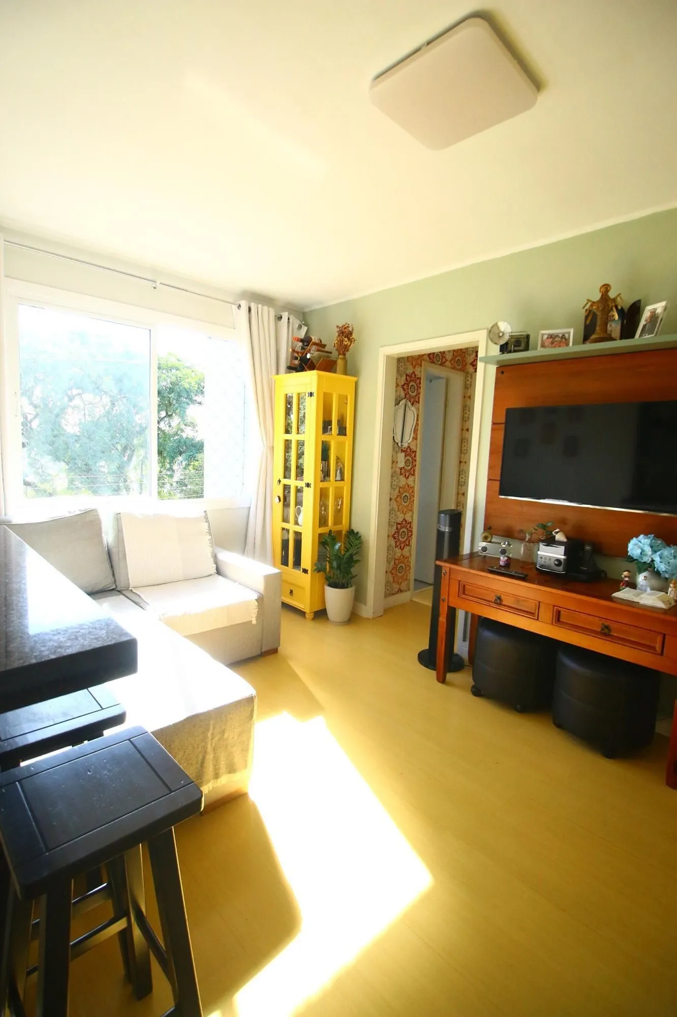 Imagem Apartamento Semi Mobiliado com Vista para Praça na Medianeira - 2 Dormitórios e Excelente Localização!