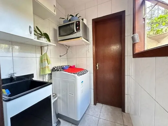 Imagem Sobrado amplo em condomínio de 3 dormitórios, um deles suíte, no bairro Ipanema