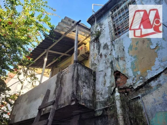 Imagem No bairro Bom Fim, prédio de 2 andares com pátio