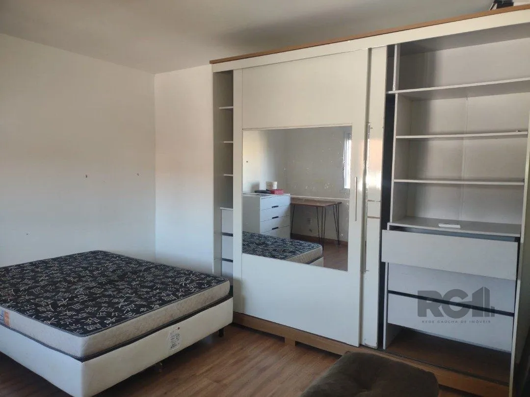 Imagem Casa com 250m², 2 quartos, 1 suite, edícula, no bairro Nonoai