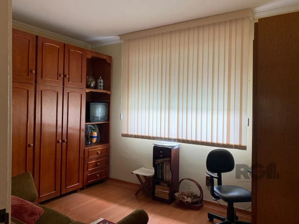 Imagem apartamento de 3 dormitórios , transformado em 2 com fácil reversão, Living para dois ambientes, com sacada fechada.
