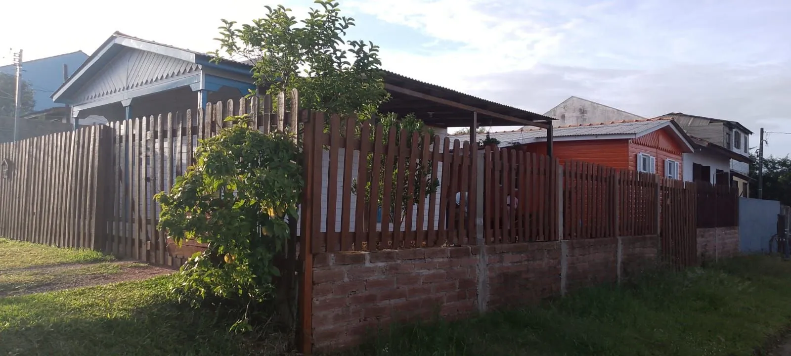 Imagem Terreno de esquina com 2 casas a venda, bairro Vila Nova, Porto Alegre, RS