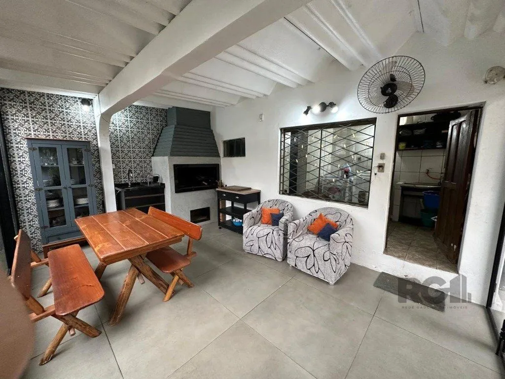 Imagem Vende-se ampla casa 3 quartos com hidro, 2 vagas, living com ladeira e salão de festas com churrasqueira - 260m² - Medianeira