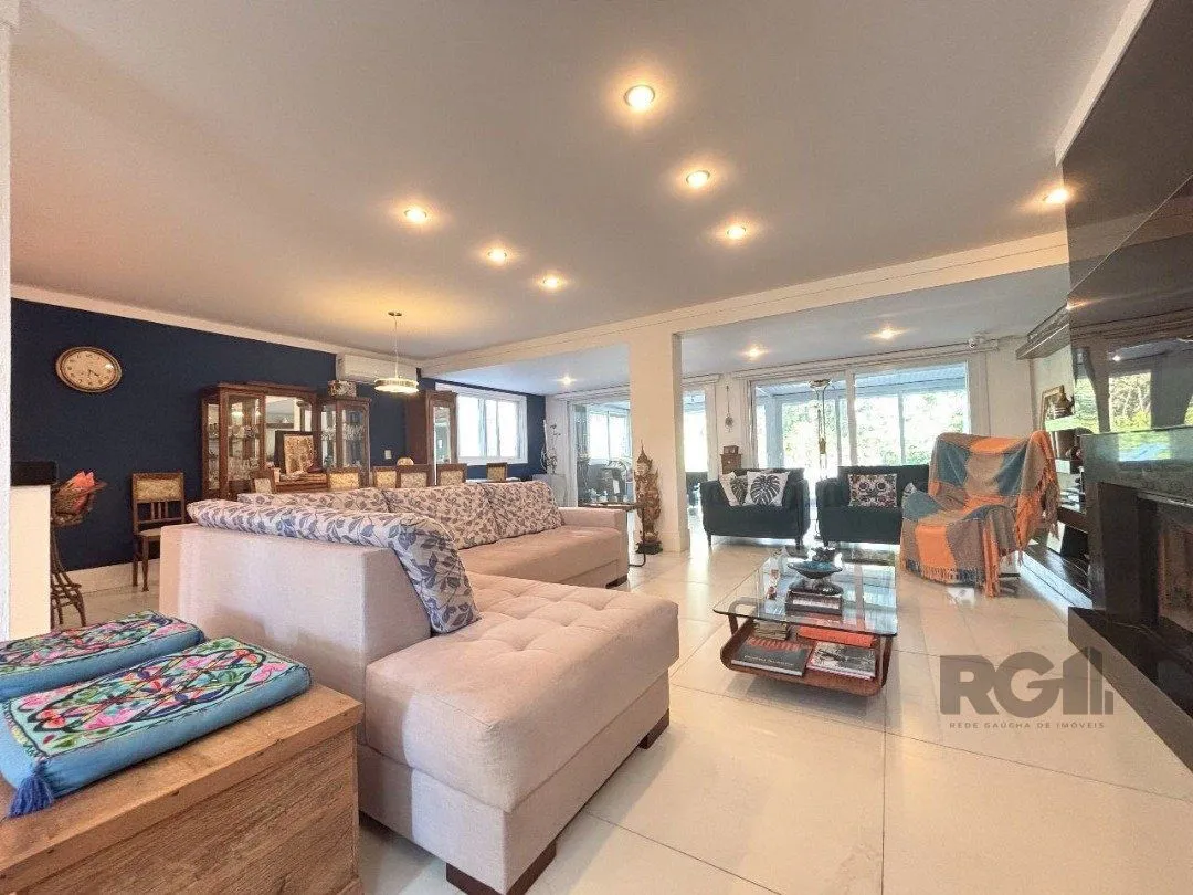 Imagem Casa em condomínio com pátio, piscina, 3 suítes e 2 vagas
