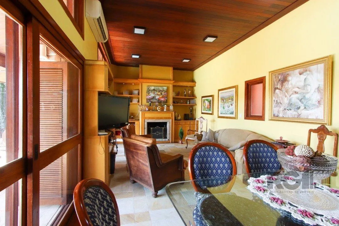 Imagem Casa com 4 dormitórios, sendo 1 suíte, com 2 vagas cobertas, no bairro Nonoai, Porto Alegre, RS