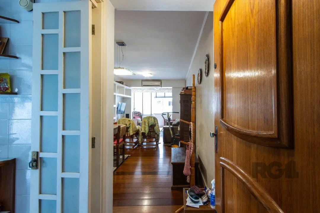 Imagem Apartamento com 73m², 2 dormitórios, área de serviço separada, living 2 ambientes , vaga de garagem escriturada e coberta.