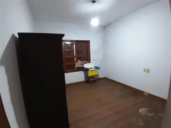 Imagem Casa à venda no bairro Nossa Senhora da Abadia, em Uberaba: 4 dormitórios, suíte, área de lazer e mais!