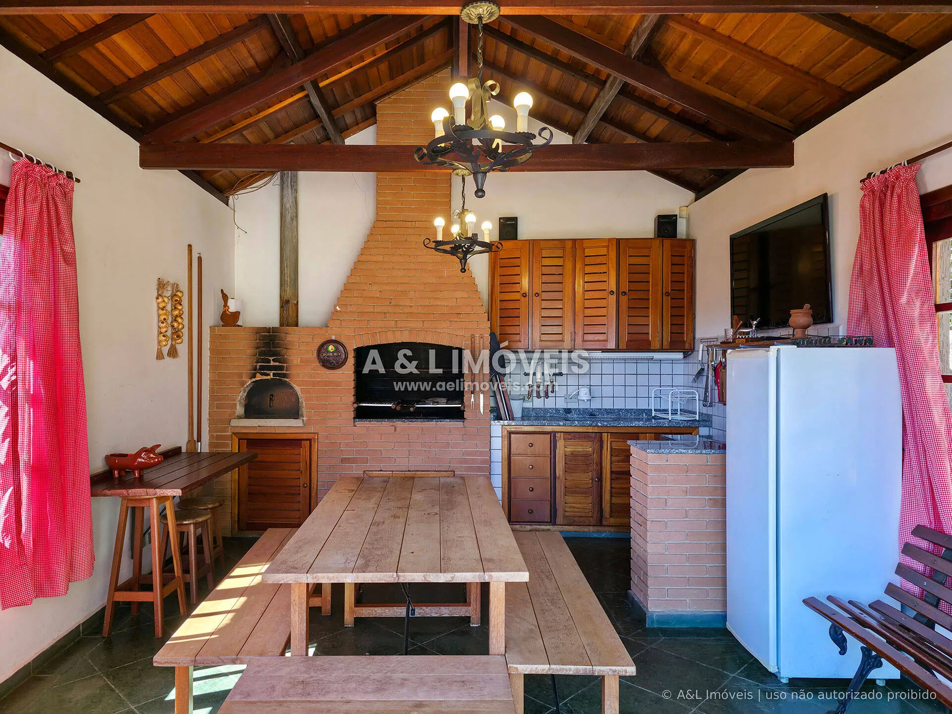 Imagem Casa à venda no Portal do Capivari com 5 dormitórios e 3 suítes