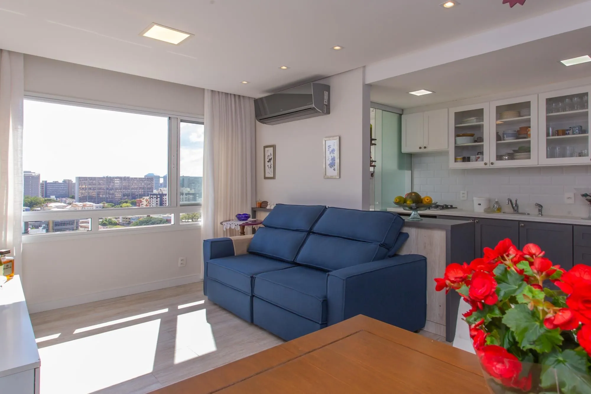 Apartamento de 02 dormitorios, suite, vaga garagem com vista livre no bairro Menino Deus-Porto Alegre.