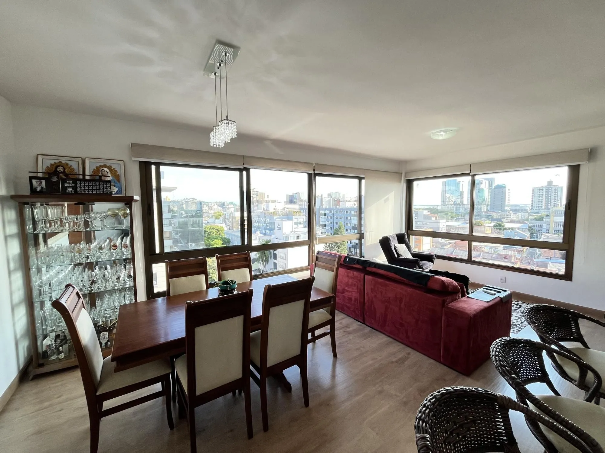 Imagem Apartamento de 3 quartos, suíte e 2 vagas de garagem no bairro Menino Deus POA