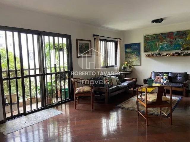 Imagem Amplo apartamento 165M² à venda com 4 dormitórios, sendo 2 suítes, living para 3 ambientes, cozinha com armários embutidos e área de serviço com quarto e banheiro. Conta com 2 vagas de garagem.