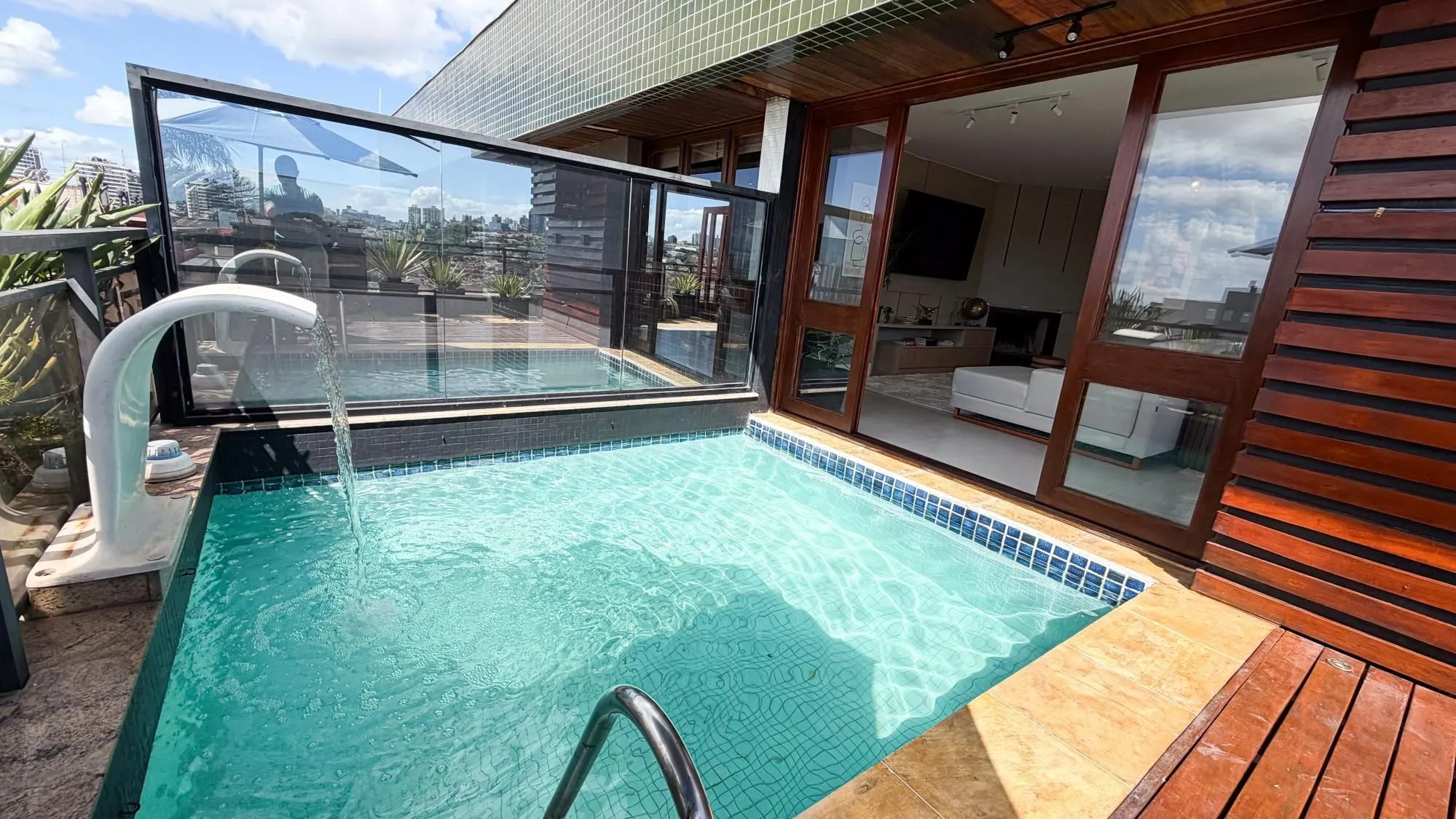 Imagem Vende-se linda cobertura com 3 quartos (1 suíte), 209m², 2 vagas e piscina - Três Figueiras