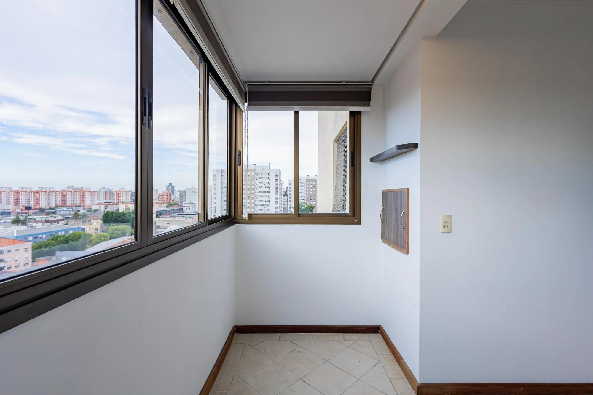Imagem Colinas Garden Apartamento de 2 Dormitórios com Suíte e 2 Vagas no Bairro Passo d'Areia