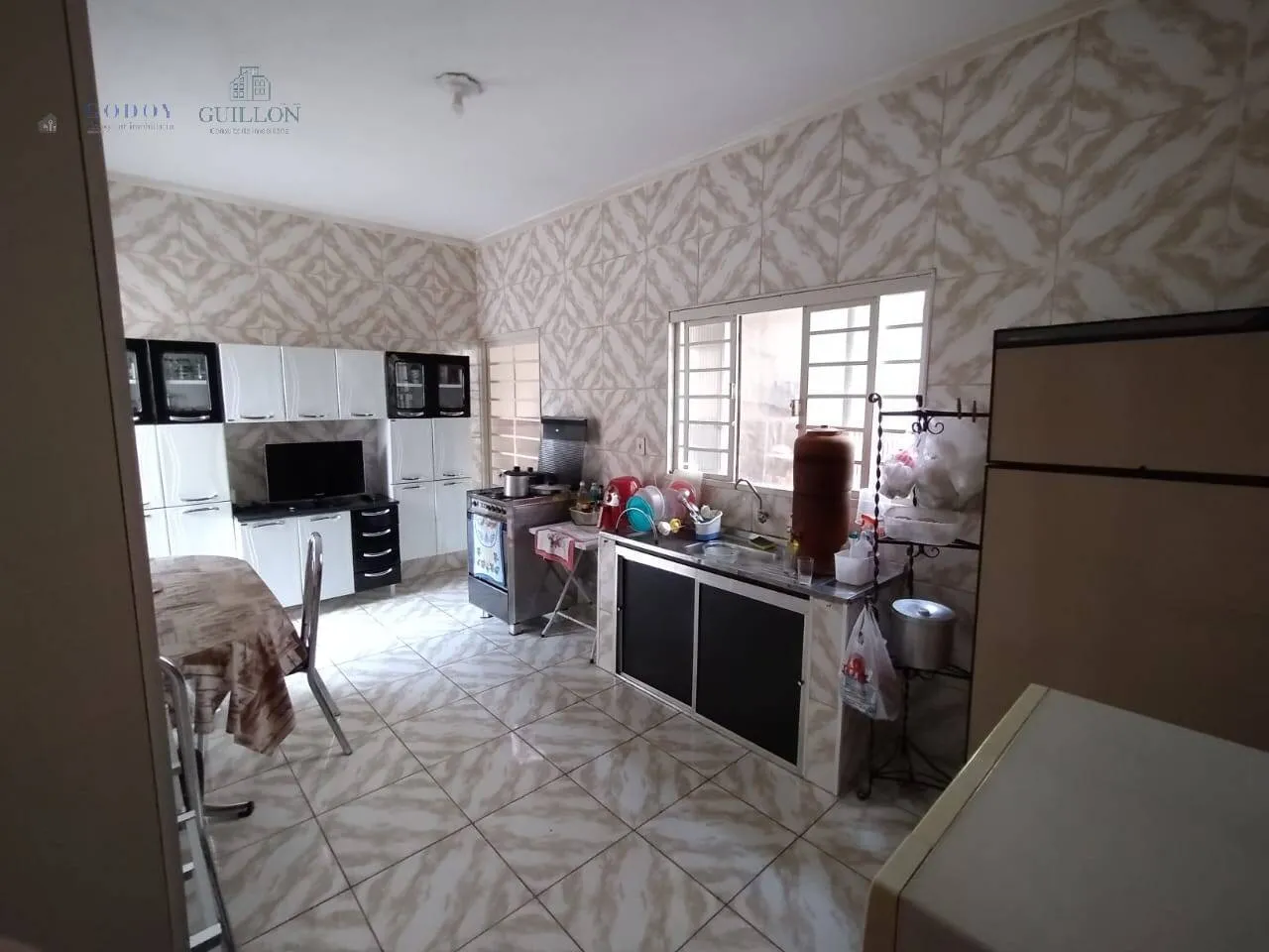 Imagem Renda Garantida e Ótima Localização: 2 Casas à Venda em Bairro Consolidado