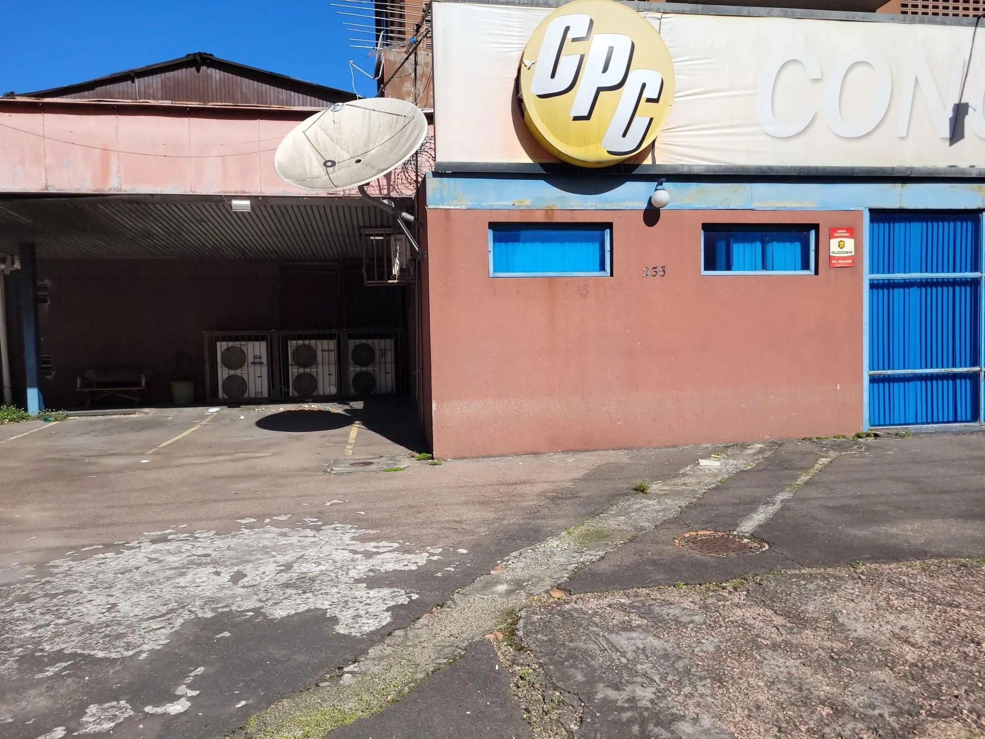 Imagem ️ Loja térrea para locação na Avenida Farrapos com vaga de estacionamento!