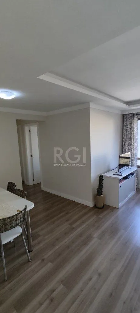 Imagem Excelente, amplo e ensolarado apartamento 3 dormitórios sendo 1 suíte, com living 2 ambientes, banheiro social, semimobiliado e com 2 vagas de garagem.