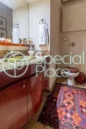 Imagem Lindo apartamento com prédio clássico e imponente. São 197m² de área privativa, 3 dormitórios ...