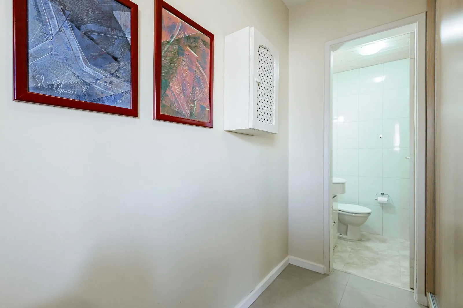 Imagem Apartamento a venda com dois dormitorios e vaga coberta no bairro Menino Deus.
