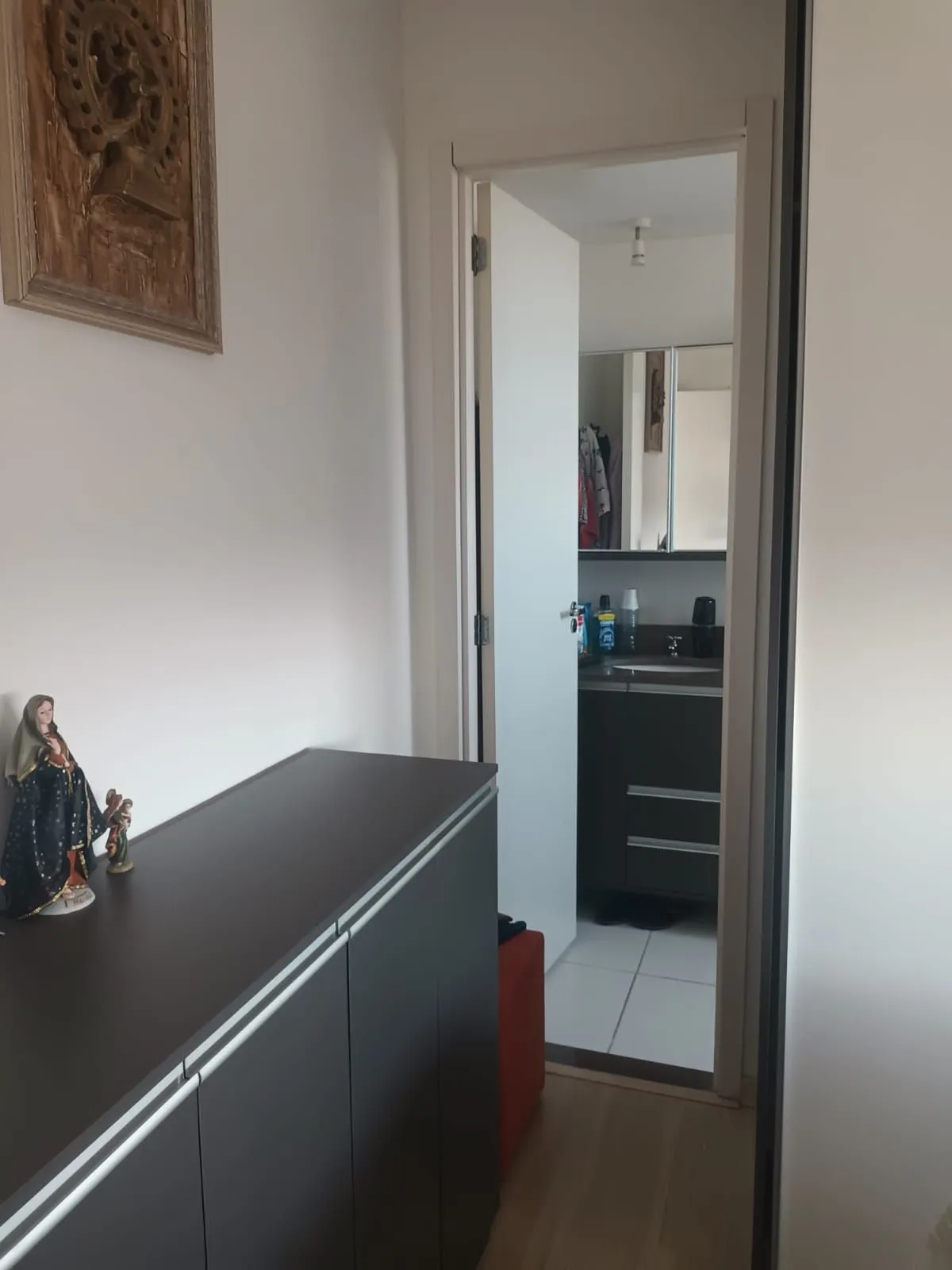Imagem Apartamento de 3 dormitórios com living estendido, semi mobiliado, suíte e churrasqueira.