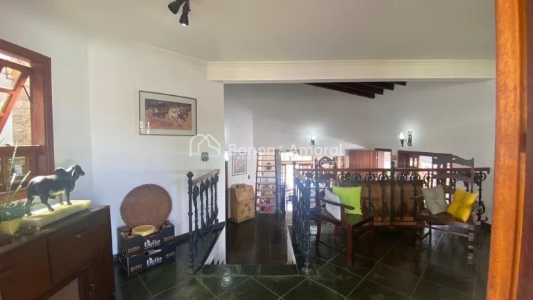 Imagem Casa rústica no San Conrado, com varanda e lindo jardim frontal. 
Terreno amplo de 764 m², com gra...