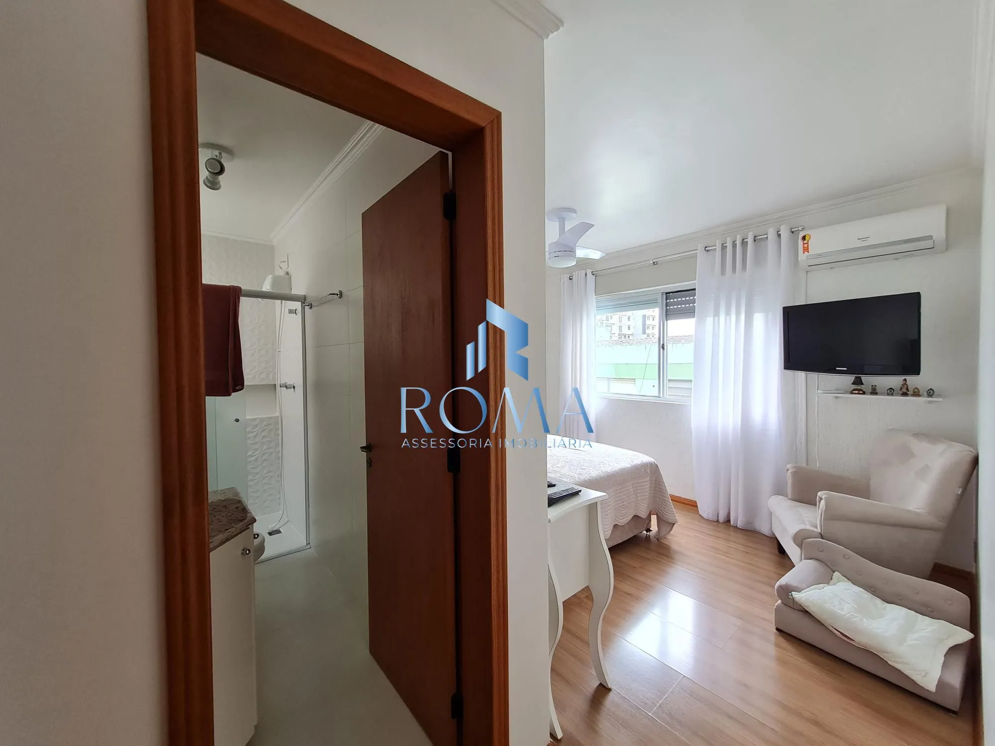 Imagem Apartamento Semimobiliado com 3 Quartos à Venda em Santa Maria
