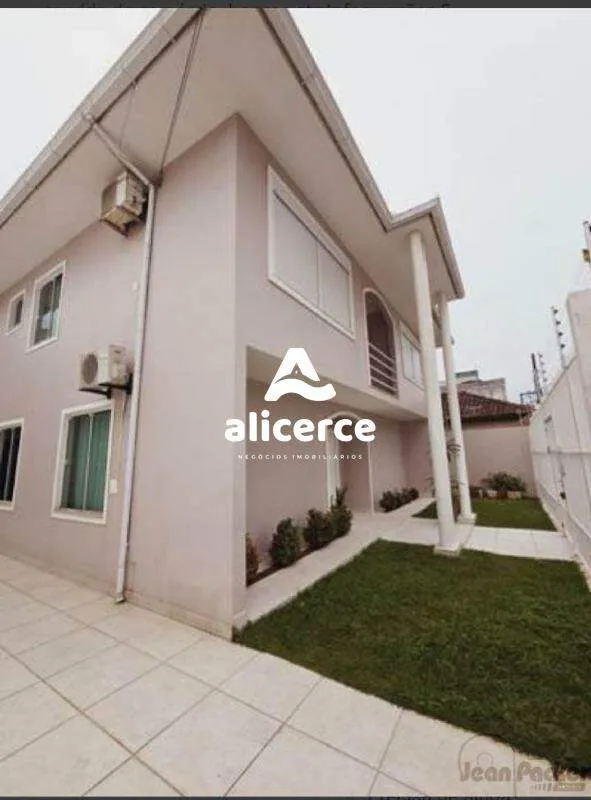 Imagem Casa Alto `Padrão a 1 quadra da Beira-Mar Continental | 3 Dormitórios I 4 Vagas de Garagens I Piscina no bairro Estreito - Florianópolis/SC