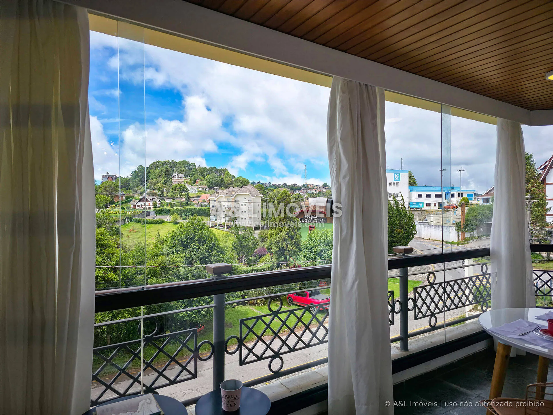 Imagem Duplex Vila Everest | 75 m², 2 Suítes, Lareira e Varandas Envidraçadas