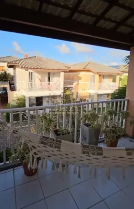 Imagem Excelente casa duplex em condomínio fechado com três suítes e área gourmet a venda em Stella Maris Salvador