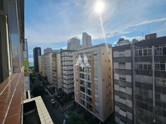 Imagem Apartamento 02 quartos, vista mar na quadra da praia no Boqueirão, garagem, dependência completa.