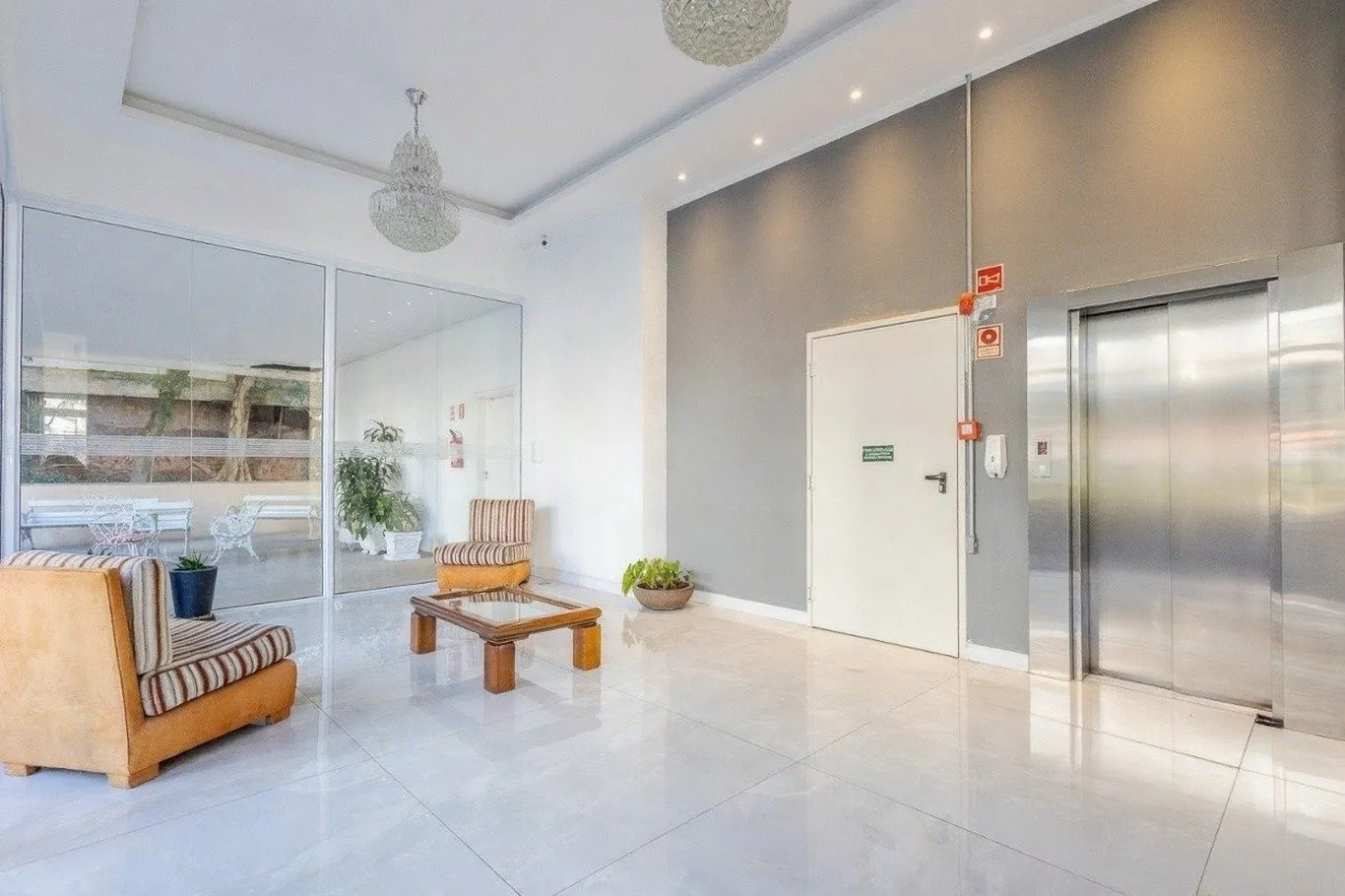 Imagem Vende-se apartamento com 3 quartos (1 suíte), 122 m² e 1 vaga - Petrópolis