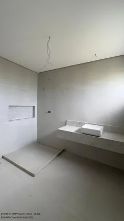 Imagem Espetacular Casa de Alto Padrão em Condomínio na Vila de Abrantes, Camaçari-BA: 5 Quartos, 5 Suítes, 3 Salas, 1 Banheiro, 4 Vagas, 310m² de Área. Venha Conferir!