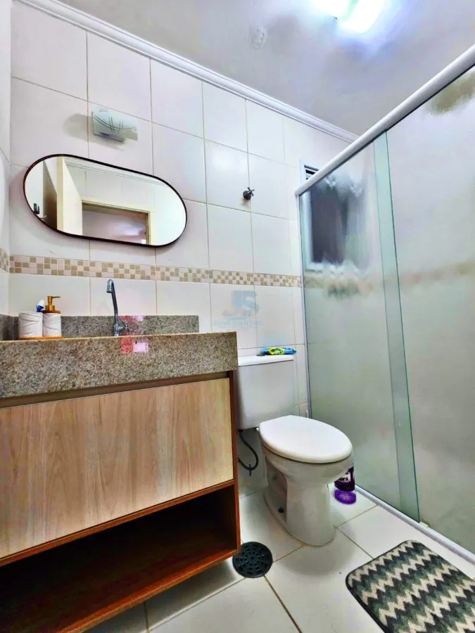Imagem A VENDA SOFISTICAÇÃO E CONFORTO FRENTE AO MAR COM 90m² | 2 Dormitórios | 2 VAGAS DE GARAGEM COBERTAS + VARANDA GOURMET EQUIPADA.