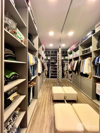 Imagem Casa t?(C)rrea em condomínio moderna com 03 suítes, escritório e cinema.