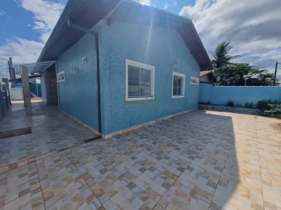 Imagem Casa térrea, alto padrão, de esquina e apenas 150 metros da praia, à venda