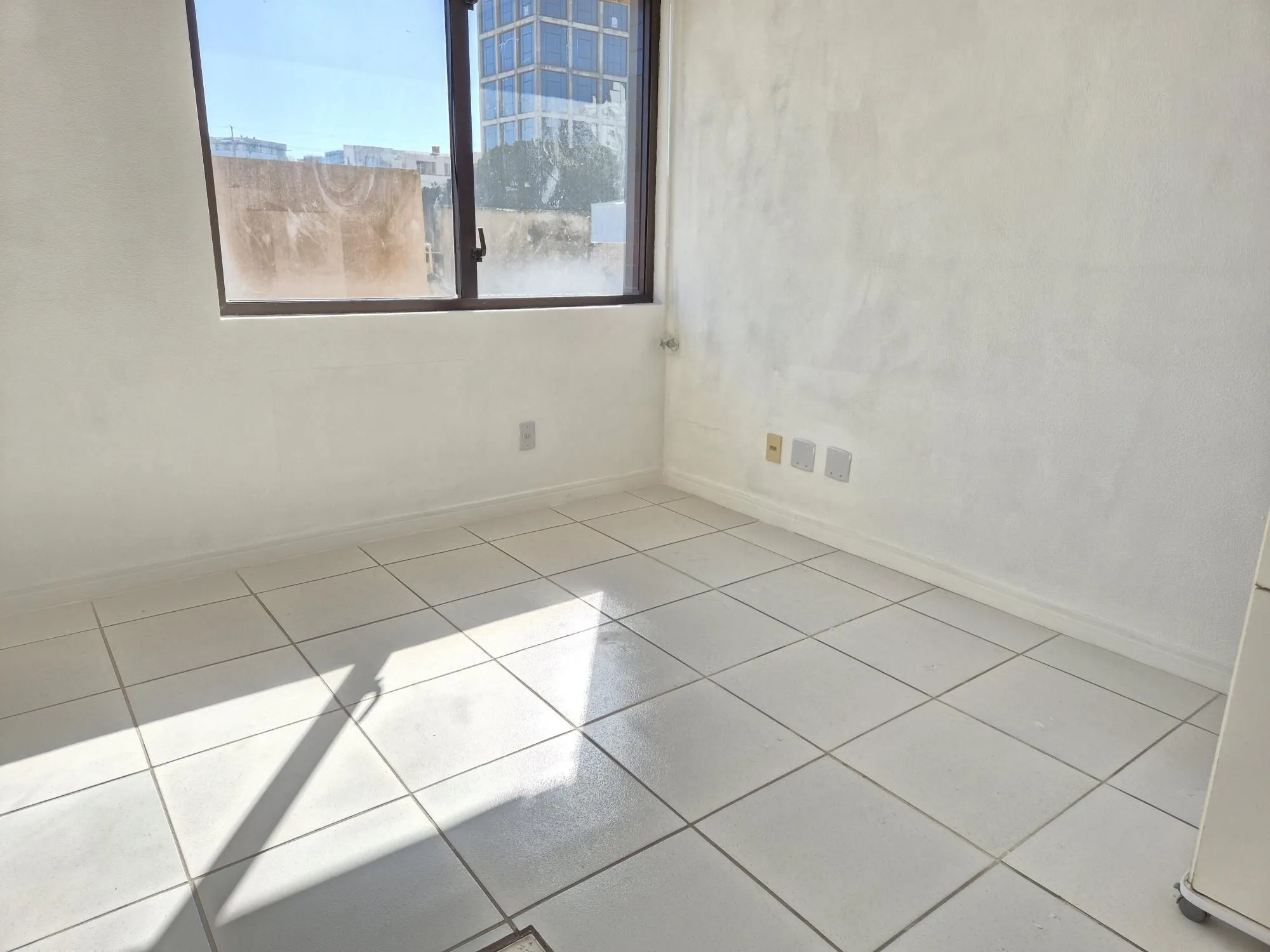 Imagem Sala com 6 divisórias e 2 vagas