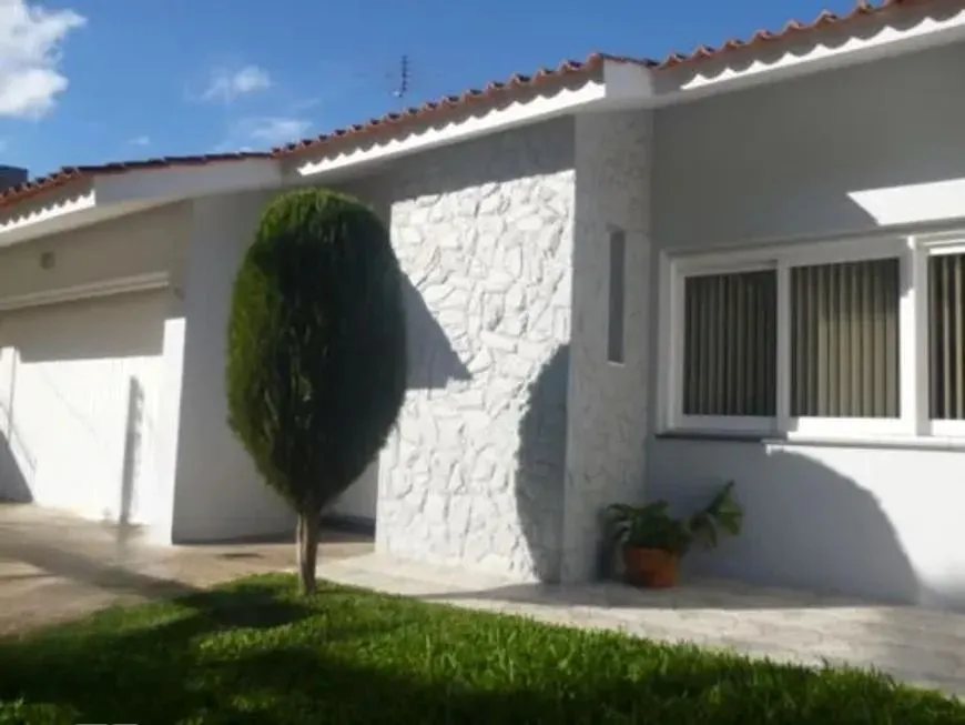 Imagem Casa térrea com 3 dormitórios, suíte e 3 vagas.