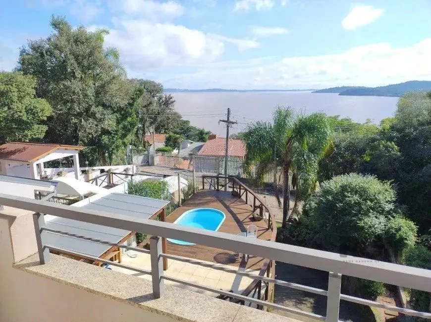Imagem Casa de 307m² - 3 dormitórios, piscina, 4 vagas no bairro Espírito Santo