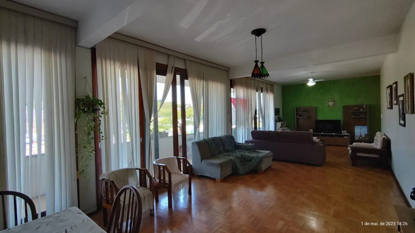 Imagem Apartamento de 4 dormitórios, 2 suítes, living amplo e arejado com sacada.