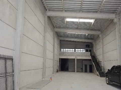 Imagem LOCAÇÃO DE GALPÃO COMERCIAL NO CENTRO DE ARUJÁ/SP, 700m² com mezanino, 5 banheiros sendo 1 acessível, 5 vagas e energia trifásica. CONSULTE-NOS.