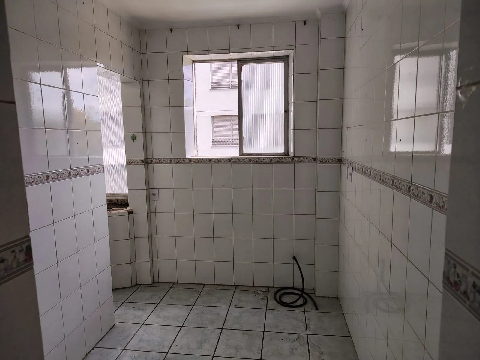 Imagem Lindo 2Dormitórios Dependência de Empregada Desocupado Sacada com Churrasqueira Privativa