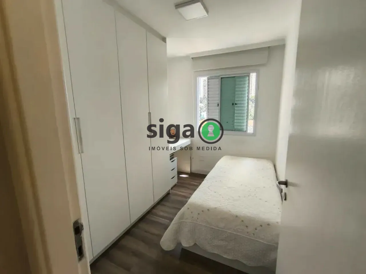 Imagem Casa sofisticada com jacuzzi privativa e acabamento contemporâneo.