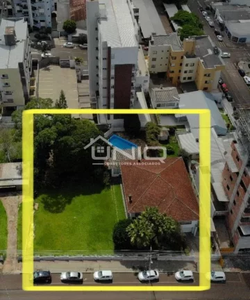 Imagem Casa com Amplo Terreno - No Centro