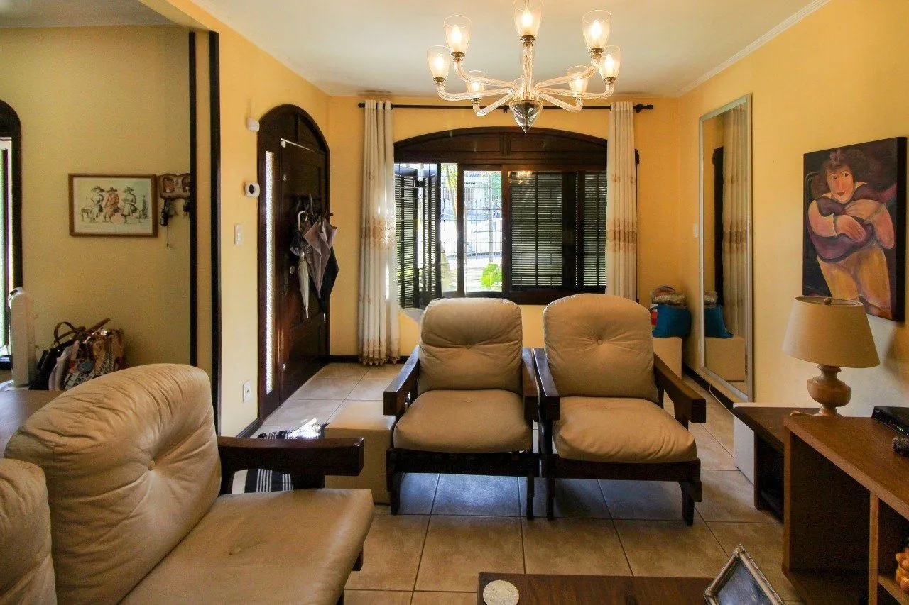Imagem Casa com 6 dormitórios à Venda no Bairro Jardim Carvalho, Porto Alegre