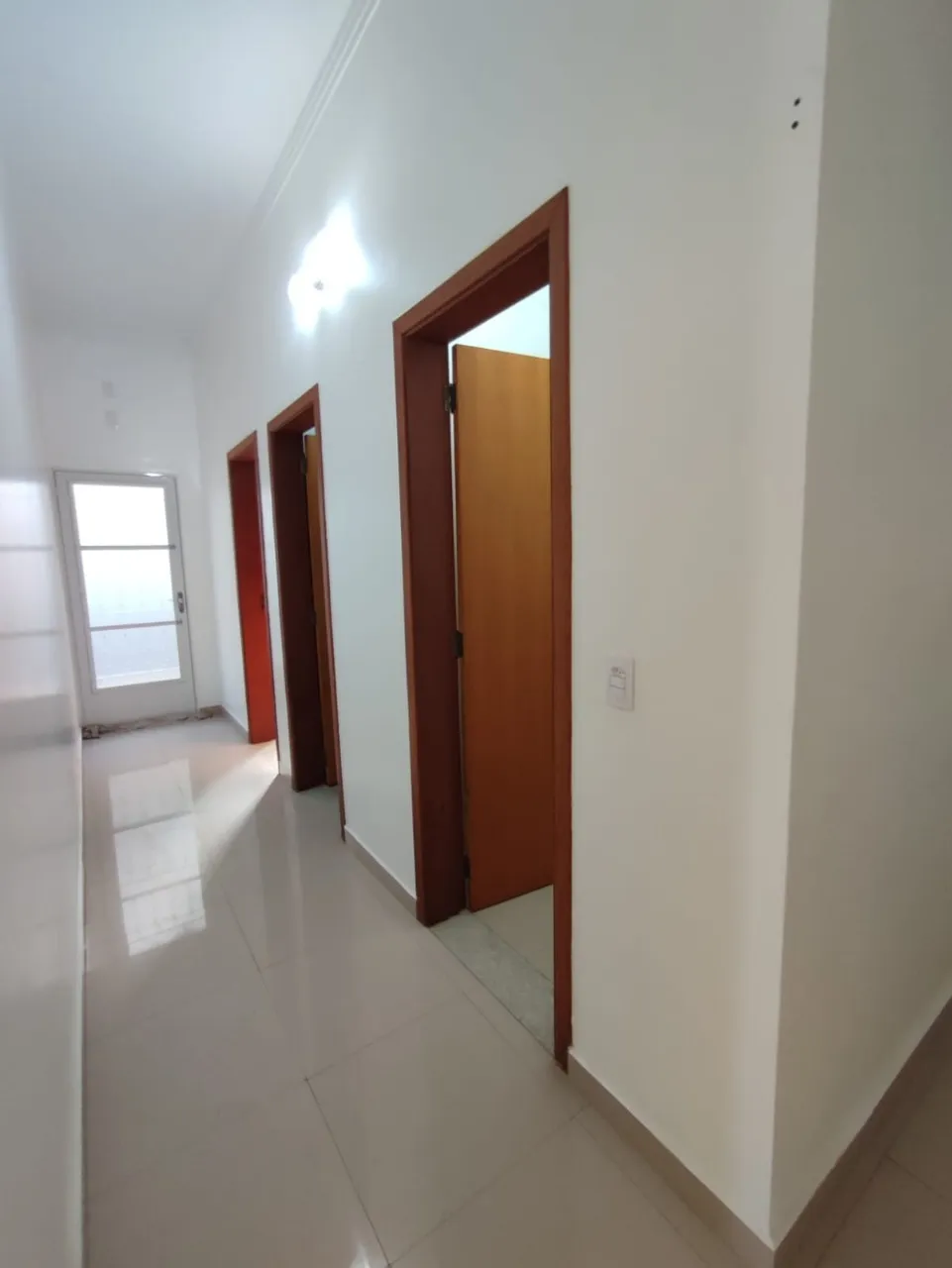 Imagem Imperdível Casa Comercial à Venda em Sorocaba-SP, Bairro Wanel Ville: 2 Quartos, 1 Suíte, 1 Sala, 3 Banheiros, 1 Vaga de Garagem e 380m² de Área.
