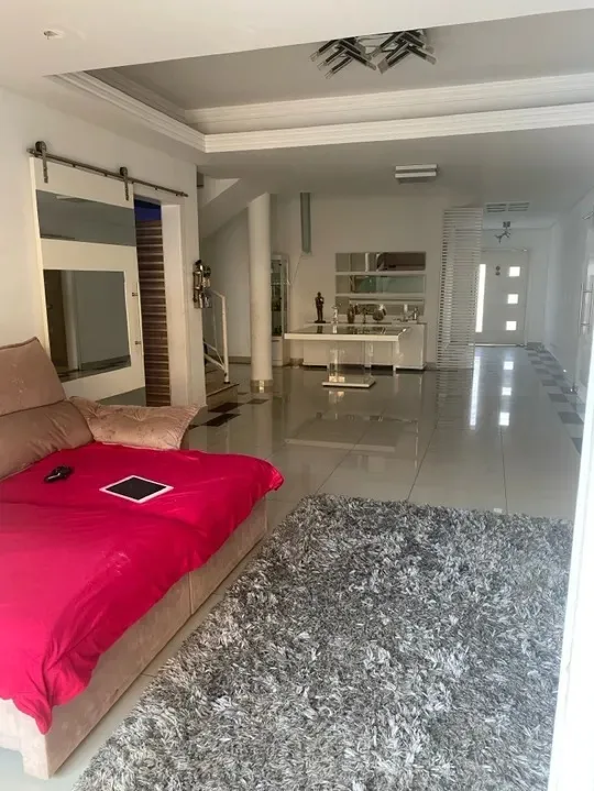 Imagem Casa Sobrado de 360m² Localizada no Granja Olga I!